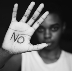 Chica negra con mano NO